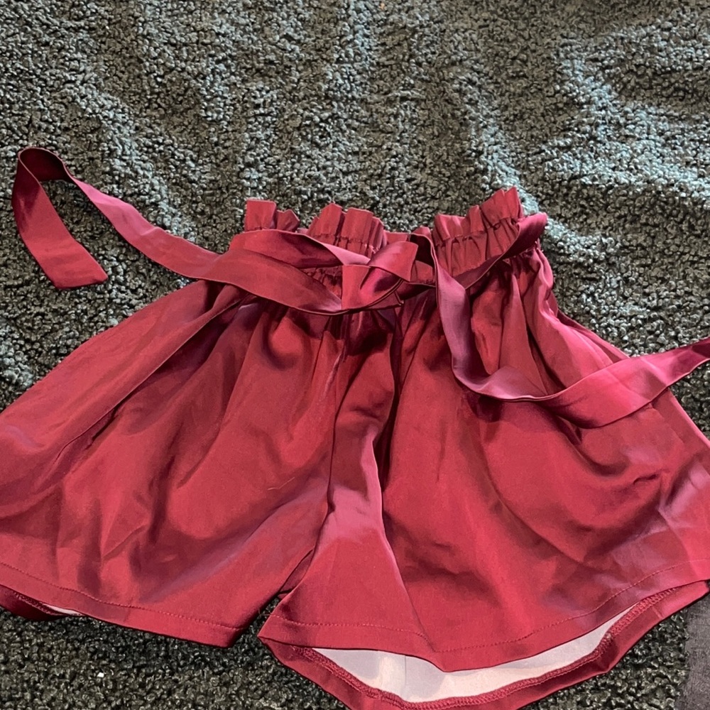 RED SATIN SHORTS WITH BELT